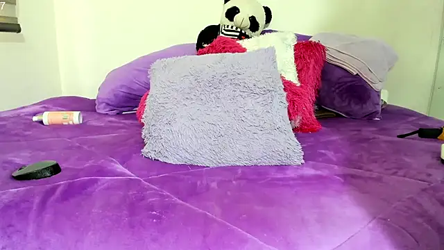 Snapshot of Emiily_88 chatting on February 18, 9:42 pm Emiily 88 online show from February 18, 9:42 pm