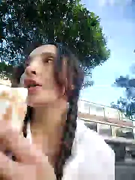 Snapshot of _Laary chatting on December 10, 10:05 pm  Laary online show from December 10, 10:05 pm