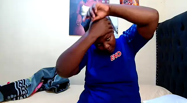 Toomuchbooty33 online show from February 4, 9:41 pm