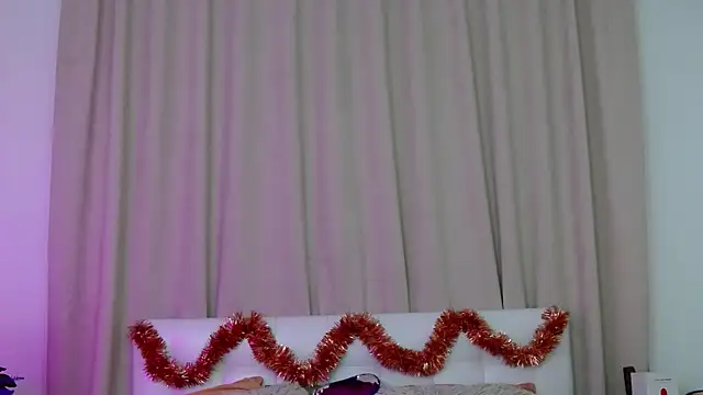 Snapshot of WildRedBerry chatting on December 10, 10:06 am WildRedBerry online show from December 10, 10:06 am