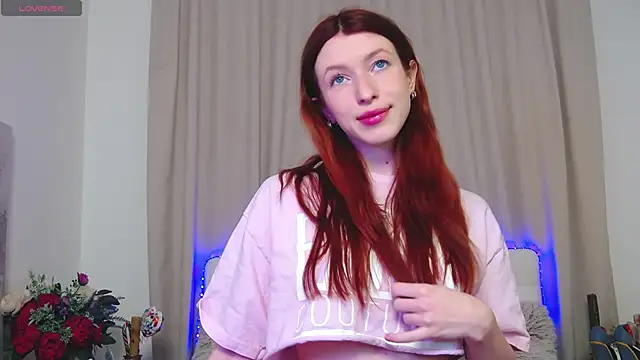 Snapshot of WildRedBerry chatting on March 11, 7:26 am WildRedBerry online show from March 11, 7:26 am