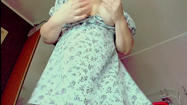 Snapshot of UrSexyMilf chatting on December 19, 1:40 pm UrSexyMilf online show from December 19, 1:40 pm