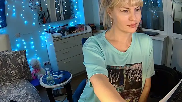 Snapshot of GlamSquirt chatting on February 3, 10:11 pm GlamSquirt online show from February 3, 10:11 pm