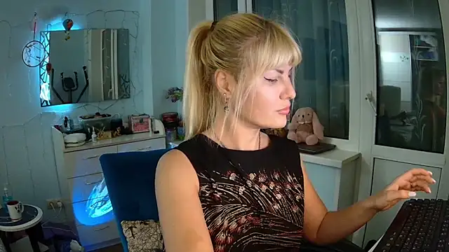 Snapshot of GlamSquirt chatting on March 11, 4:18 pm GlamSquirt online show from March 11, 4:18 pm