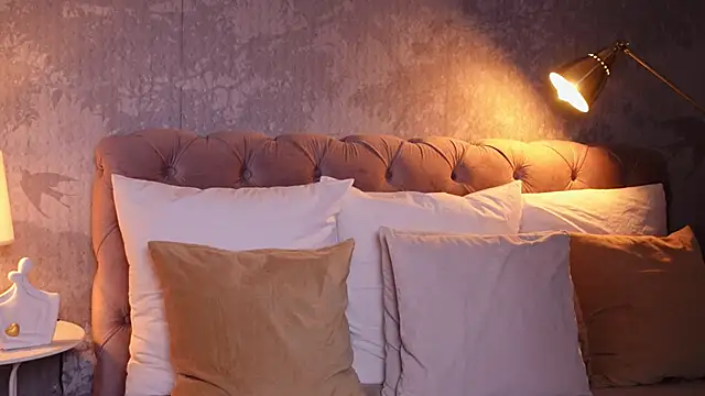 Snapshot of AngelaFay chatting on March 17, 6:18 am AngelaFay online show from March 17, 6:18 am