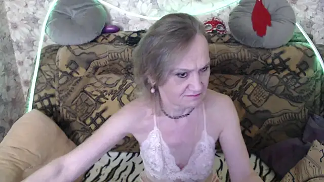 Snapshot of MissBekker chatting on June 4, 12:05 am MissBekker online show from June 4, 12:05 am