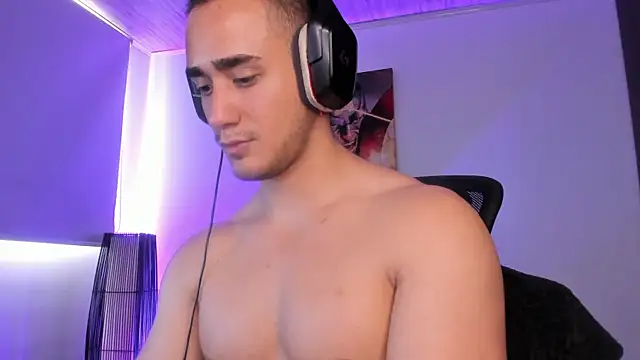 Snapshot of AlexRivera6 chatting on December 24, 9:33 pm AlexRivera6 online show from December 24, 9:33 pm