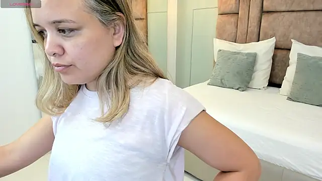 Snapshot of princesaparis chatting on February 5, 11:44 am princesaparis online show from February 5, 11:44 am