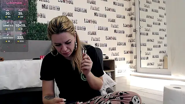 Snapshot of sweetdaiana23 chatting on February 2, 1:45 am sweetdaiana23 online show from February 2, 1:45 am