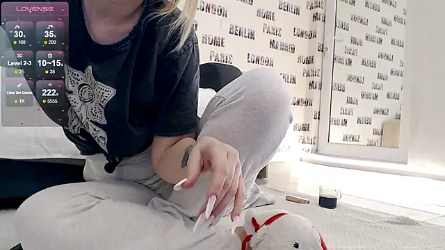 Snapshot of sweetdaiana23 chatting on February 15, 1:42 am sweetdaiana23 online show from February 15, 1:42 am