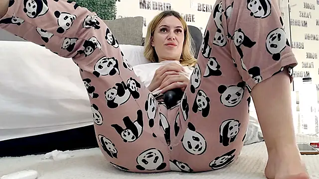 Snapshot of sweetdaiana23 chatting on March 15, 6:47 am sweetdaiana23 online show from March 15, 6:47 am