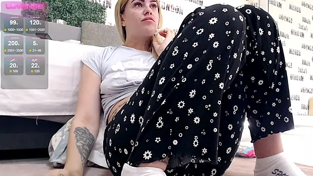 Snapshot of sweetdaiana23 chatting on March 21, 12:40 am sweetdaiana23 online show from March 21, 12:40 am