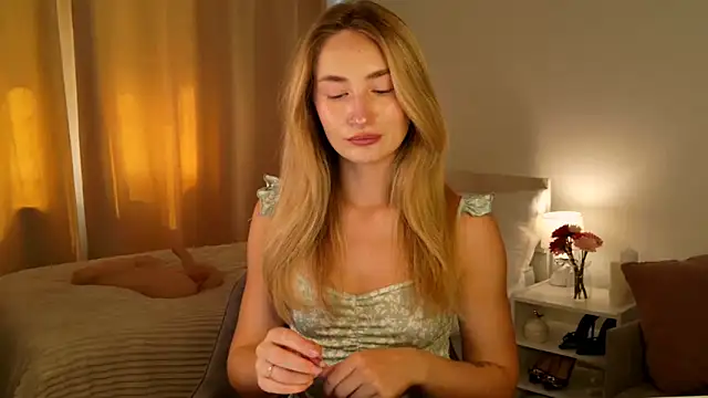 Snapshot of bella__rose chatting on June 6, 9:47 am bella rose online show from June 6, 9:47 am