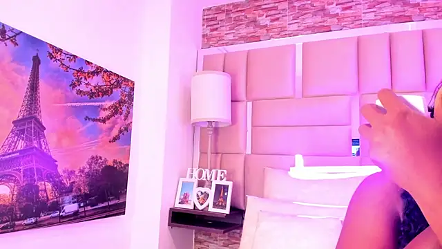 ShaniaBrownn online show from December 22, 8:28 pm