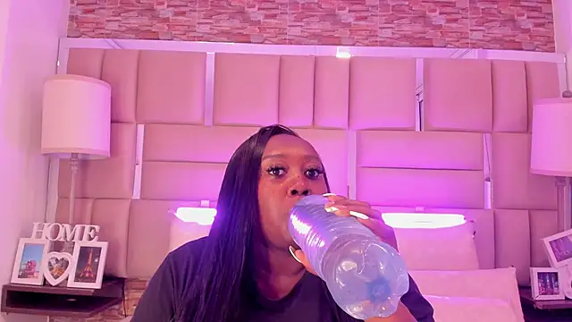 ShaniaBrownn online show from January 7, 7:49 pm