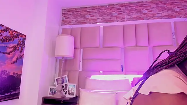 ShaniaBrownn online show from March 27, 6:40 pm