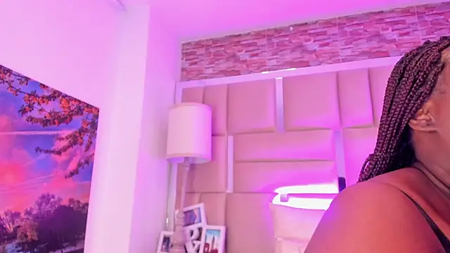 ShaniaBrownn online show from April 20, 7:37 pm