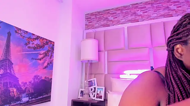 ShaniaBrownn online show from April 21, 7:28 pm