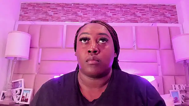 ShaniaBrownn online show from April 23, 7:38 pm