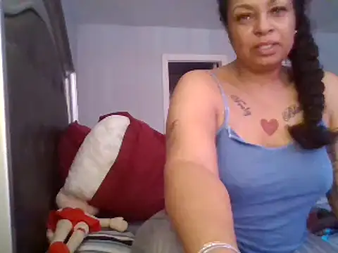 MSweetLindaParks online show from March 3, 6:33 pm