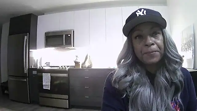 Snapshot of MSweetLindaParks chatting on July 17, 3:35 am MSweetLindaParks online show from July 17, 3:35 am