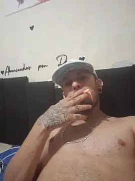 Snapshot of Bulldog2122 chatting on October 31, 8:04 am Bulldog2122 online show from October 31, 8:04 am