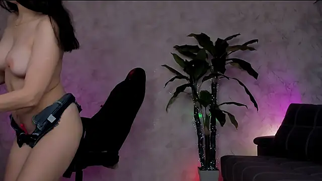 Snapshot of Emma7 chatting on May 18, 4:07 am Emma7 online show from May 18, 4:07 am