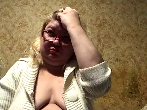 Snapshot of DoraMay chatting on December 4, 5:44 pm DoraMay online show from December 4, 5:44 pm