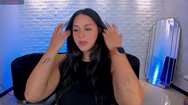 ToriCrossX online show from March 4, 1:17 pm