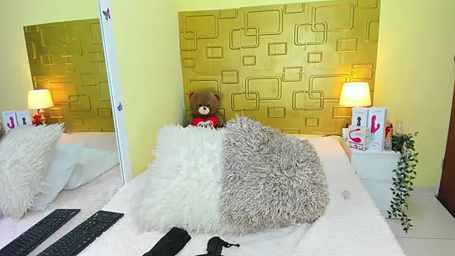 Snapshot of Julia_Haye chatting on October 4, 5:44 pm Julia Haye online show from October 4, 5:44 pm