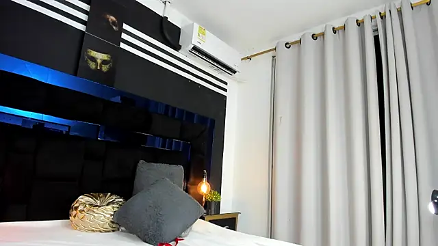 Snapshot of KatalinaMillan chatting on January 14, 9:56 am KatalinaMillan online show from January 14, 9:56 am
