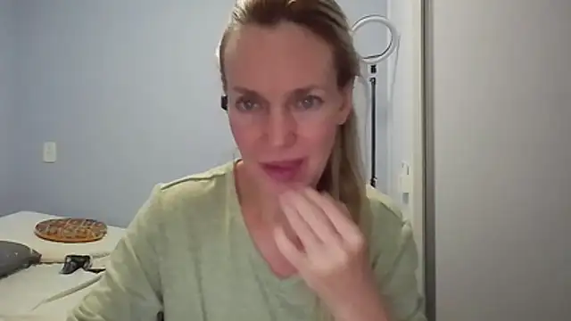 Annylove1 online show from April 11, 12:26 am