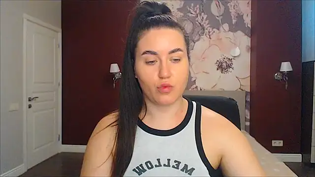 Roxie Bradley online show from January 3, 6:44 am