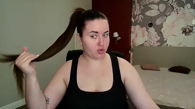 Roxie Bradley online show from April 24, 5:43 am