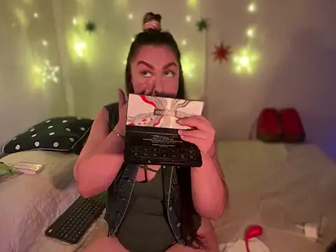 Snapshot of Im_sophiie chatting on December 19, 5:40 am Im sophiie online show from December 19, 5:40 am