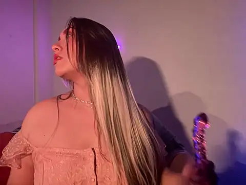 Snapshot of Im_sophiie chatting on February 6, 9:00 am Im sophiie online show from February 6, 9:00 am