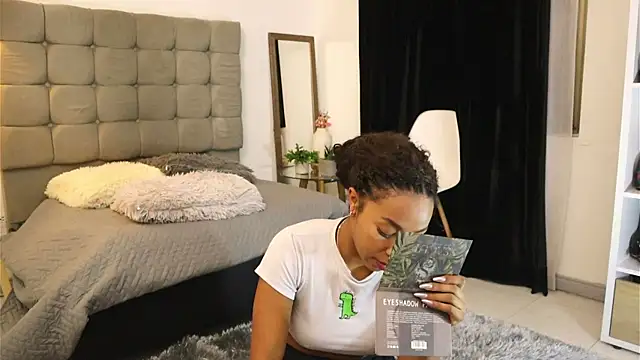 Snapshot of Valeriestyle chatting on March 3, 3:52 am Valeriestyle online show from March 3, 3:52 am