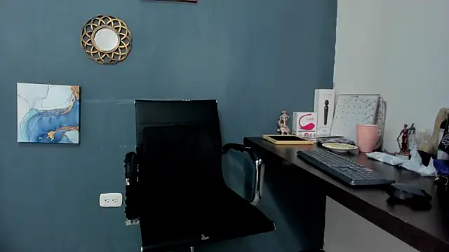 Snapshot of nia__white chatting on December 19, 4:46 pm nia white online show from December 19, 4:46 pm