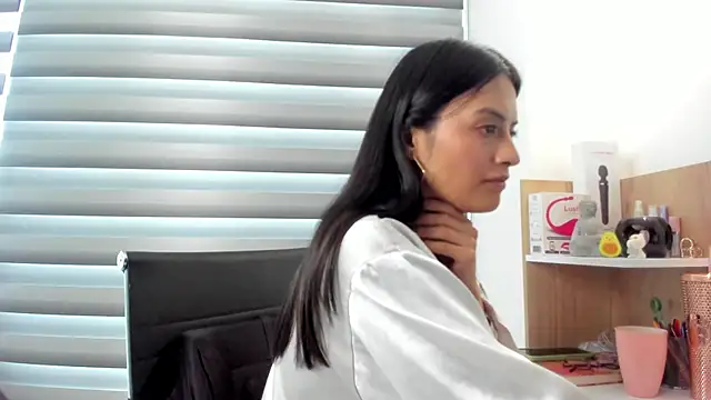 Snapshot of nia__white chatting on February 10, 5:19 pm nia white online show from February 10, 5:19 pm