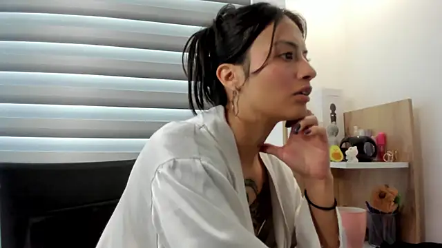 Snapshot of nia__white chatting on February 21, 5:20 pm nia white online show from February 21, 5:20 pm