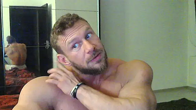 Snapshot of muscularkevin chatting on December 7, 4:42 am muscularkevin online show from December 7, 4:42 am