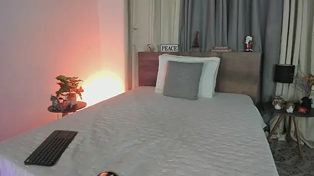 SaraVergara online show from December 19, 9:06 pm