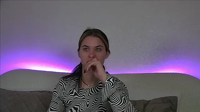 Snapshot of RachelSimpson chatting on March 12, 6:33 pm RachelSimpson online show from March 12, 6:33 pm