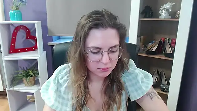 Snapshot of Zoey_Erotic chatting on March 17, 6:18 am Zoey Erotic online show from March 17, 6:18 am