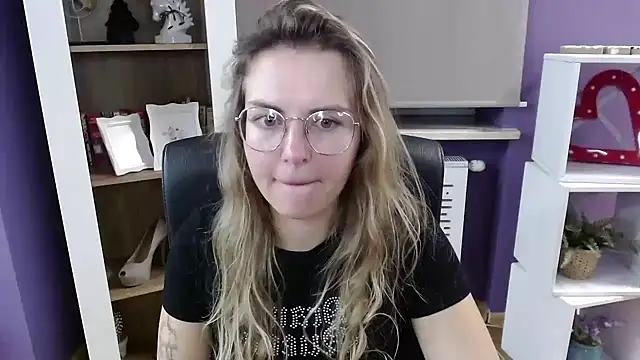 Snapshot of Zoey_Erotic chatting on October 6, 4:32 am Zoey Erotic online show from October 6, 4:32 am