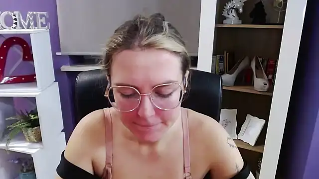 Snapshot of Zoey_Erotic chatting on November 14, 5:28 am Zoey Erotic online show from November 14, 5:28 am