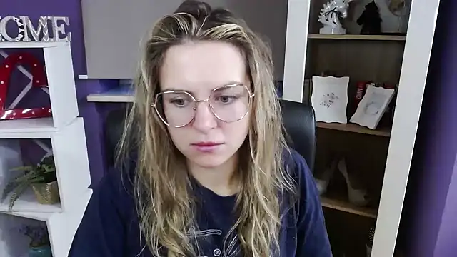 Snapshot of Zoey_Erotic chatting on November 17, 6:19 am Zoey Erotic online show from November 17, 6:19 am