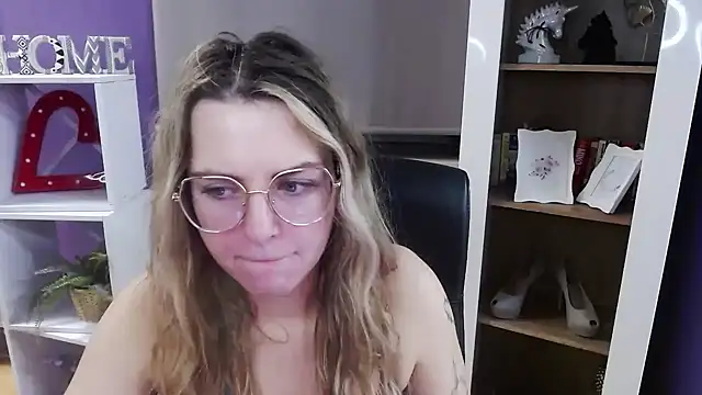 Snapshot of Zoey_Erotic chatting on December 15, 5:34 am Zoey Erotic online show from December 15, 5:34 am