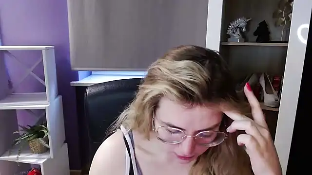 Zoey Erotic online show from April 28, 4:39 am