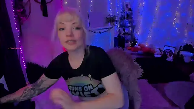 Snapshot of AliceW0lf chatting on November 25, 7:36 pm AliceW0lf online show from November 25, 7:36 pm